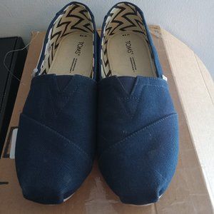 TOMS navy chevron womens slip on fabric shoes minor flaw see desc NEW sz 7.5